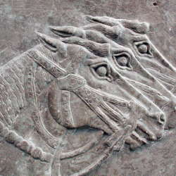 <em>Cavalli in corsa. Dettaglio di una lastra dal palazzo di Assurnasirpal II a Nimrud</em>
